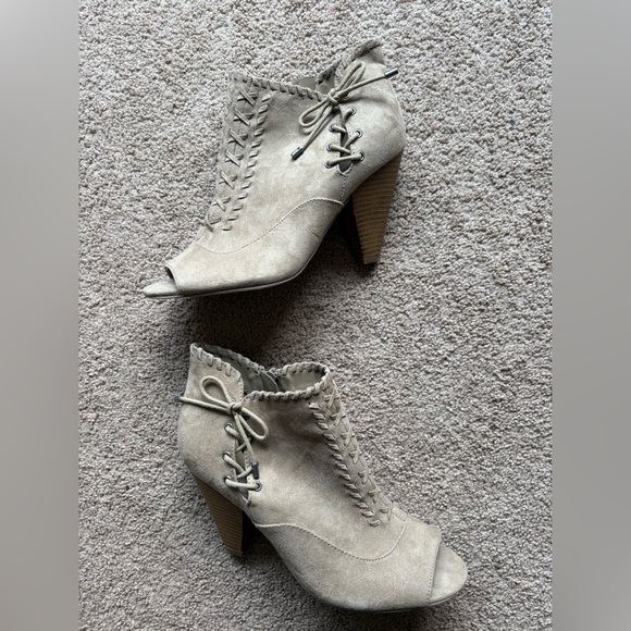 Shoes - Womens Indigo Rd. Finn Peep-Toe Ankle Booties, Medium Natural. Size 8.5.
